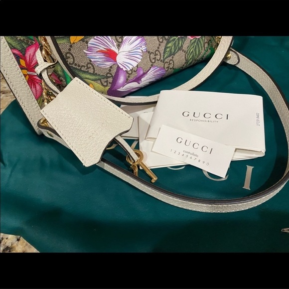 Gucci GG Flora Shoulder Bag - Picture 9 of 13